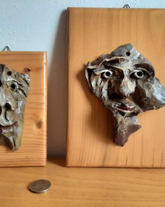 Sculture maschere ceramica su legno