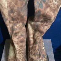 Stivali  alti in camoscio, con stampa animalier