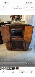 Radio d’epoca con giradischi vintage