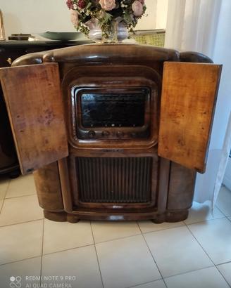 Radio d’epoca con giradischi vintage