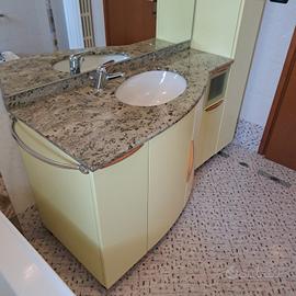 Arredamento bagno completo con piano in granito.