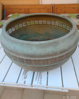 Portavaso in ottone lavorato da 54 cm