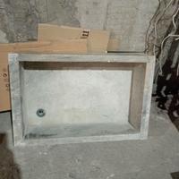 Fontana antica in marmo rettangolare