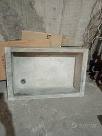 Fontana antica in marmo rettangolare