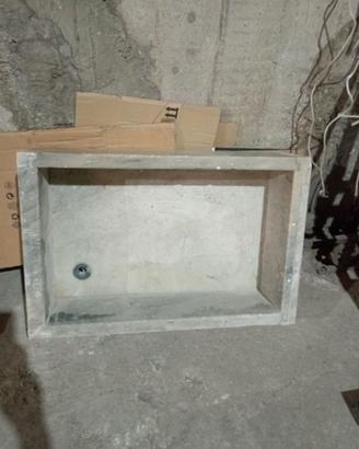 Fontana antica in marmo rettangolare