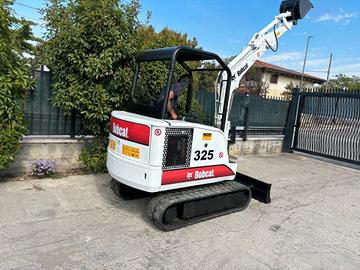 E152 Escavatore 25Q Bobcat 325