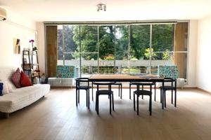 Spazio immerso nella luce e nel verde