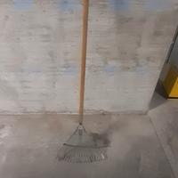 Rastrello da giardino in ferro e manico in legno