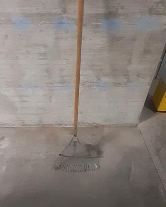 Rastrello da giardino in ferro e manico in legno