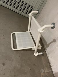 Seggiolino pieghevole da parete