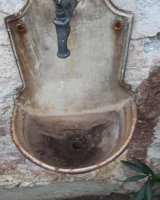 fontana in ghisa  antica