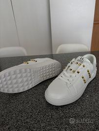 Valentino Bianche con borche dorate