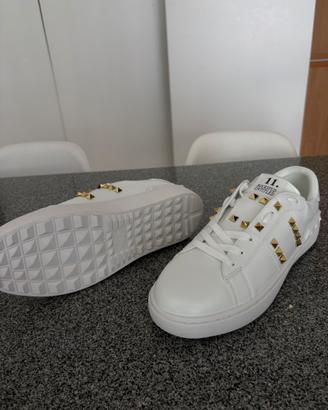 Valentino Bianche con borche dorate