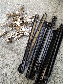 Lotto cerniere per ante e guide per cassetti