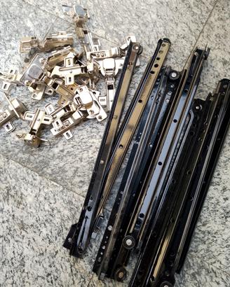 Lotto cerniere per ante e guide per cassetti