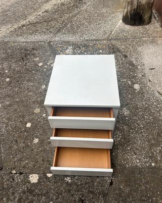 Comodino con 3 cassetti