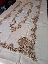 tovaglia ricamata su lino con applicazioni di Cant