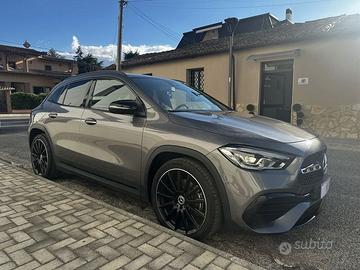 Mercedes-Benz GLA 180D in allestimento Premiu...