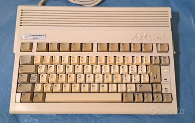 Amiga 600 con manuali e floppy disk originali