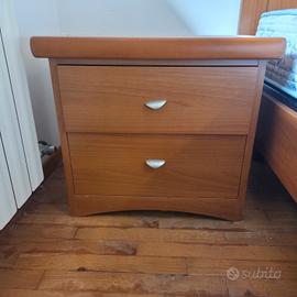 2 comodini e letto matrimoniale