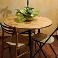 Tavolo di legno nuovo con tre sedie