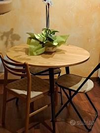 Tavolo di legno nuovo con tre sedie