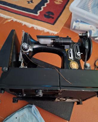 MACCHINA DA CUCIRE Singer Featherweight 222K