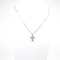 Collana con croce con diamanti e smeraldi