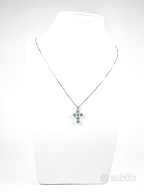 Collana con croce con diamanti e smeraldi