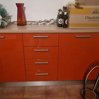 divano, mobiletti bagno con specchiere