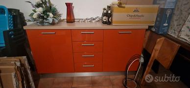 divano, mobiletti bagno con specchiere