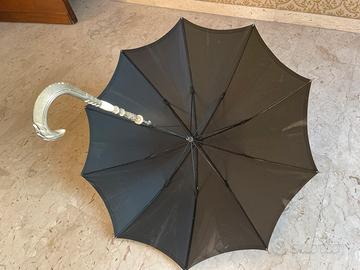 Ombrello anni 50 nero con manico in legno