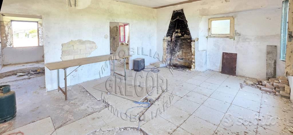 Rustico / Casale di 250 m² con più di 5 locali e b - Altro
