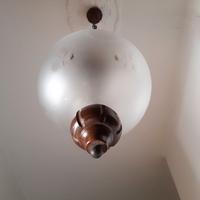 Lampadario in cristallo satinato e legno