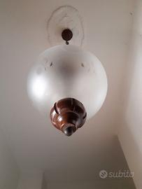 Lampadario in cristallo satinato e legno