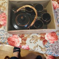 Elegante set da tè composto da teiera e tazze.