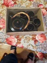 Elegante set da tè composto da teiera e tazze.