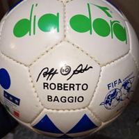 Pallone da collezione firmato Roberto Baggio.