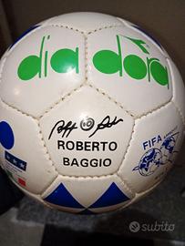 Pallone da collezione firmato Roberto Baggio.