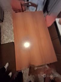 Tavolo in legno con 4 sedie