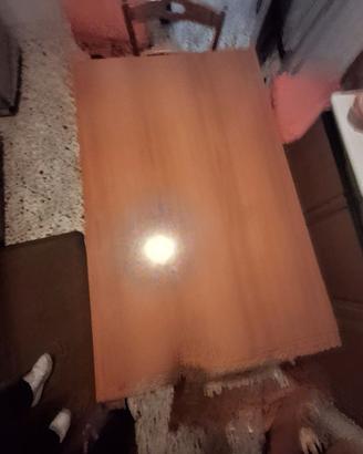 Tavolo in legno con 4 sedie