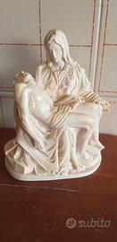 Statua la Pietà di Michelangelo