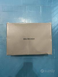 Balenciaga truck s