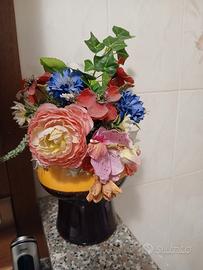 fiori finti con vasi e scimmia noce di cocco