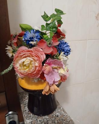 fiori finti con vasi e scimmia noce di cocco
