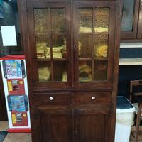Credenza in legno con vetrine