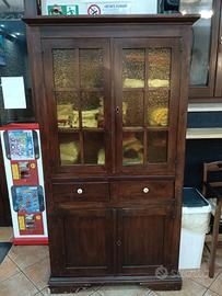 Credenza in legno con vetrine
