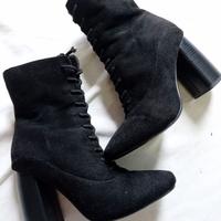 Stivaletto alla caviglia nero con lacci e cerniera