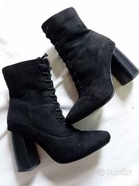 Stivaletto alla caviglia nero con lacci e cerniera