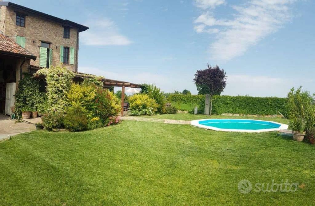 Rustico / Casale di 300 m² con più di 5 locali e b - Altro